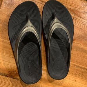 OOFOS Black and Gray Athletic Sandals